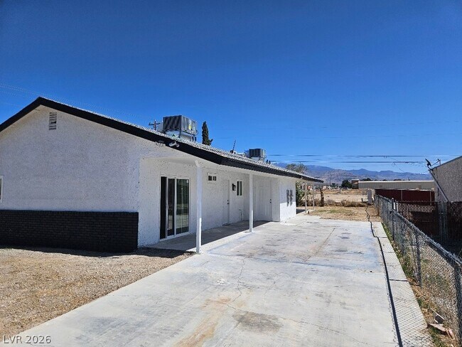 Building Photo - 1083 E Calvada Blvd