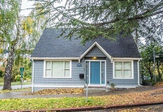 Building Photo - U District - Beautiful 2 Bed / 2 Bath Town...