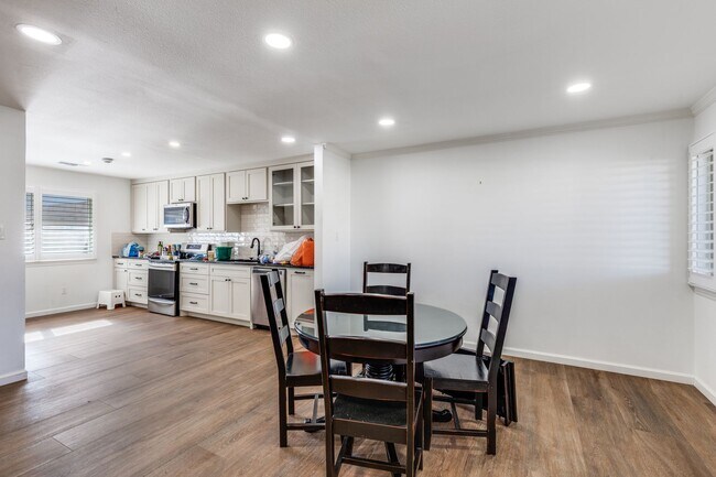 Building Photo - 3 Bed 2.5 Bath on Golf Course with Private Backyard