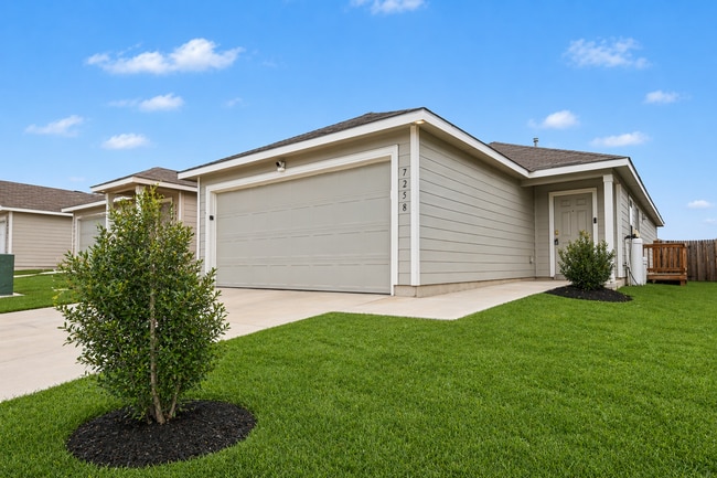 Building Photo - 3 Bed in The Silos | No Carpet + Appliances Included + Community Amenities!