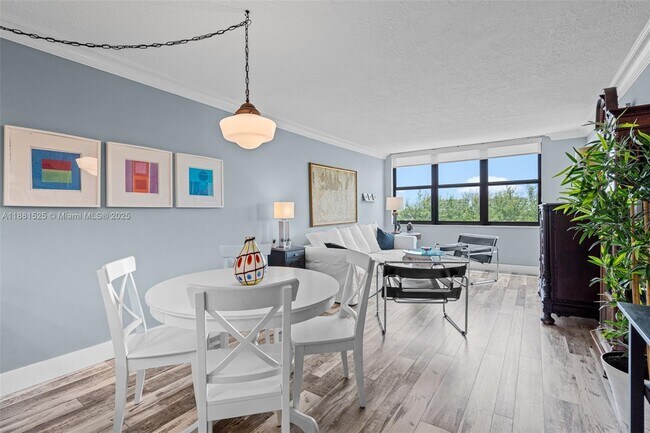 Building Photo - 1401 N Riverside Dr