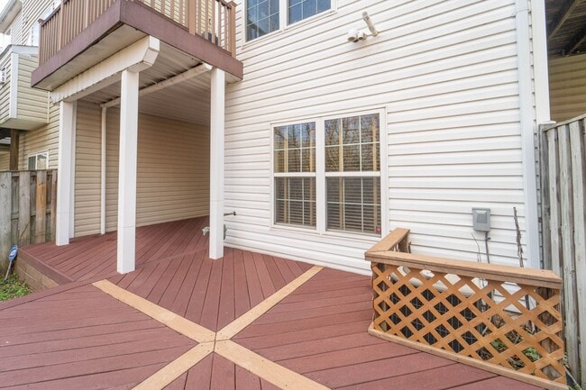Building Photo - Updated Faircrest 4 BD 3.5 BA Townhome