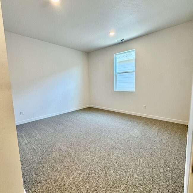 Building Photo - Brand New Built Home move in ready!