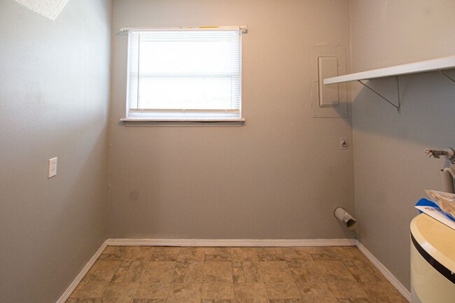 Building Photo - 3 Bed 1.5 Bath Condo in Lakewood Estate