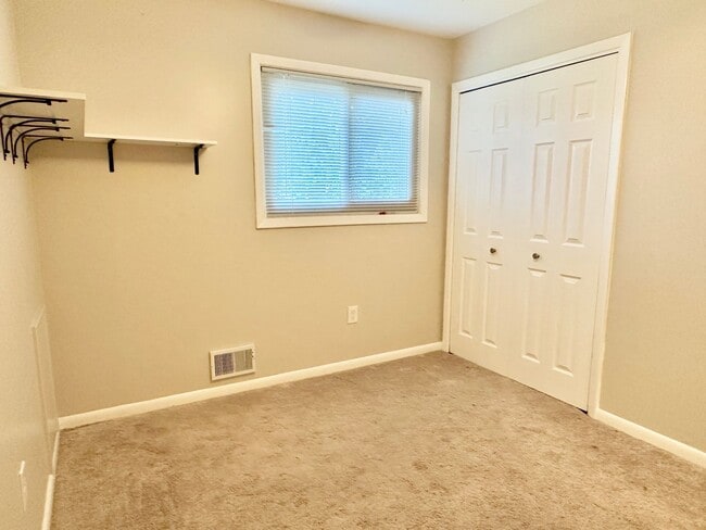 Building Photo - 5 Bedroom 2.5 Bathroom! Parking! Pets Welc...