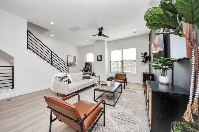 Building Photo - 2524 Live Oak St