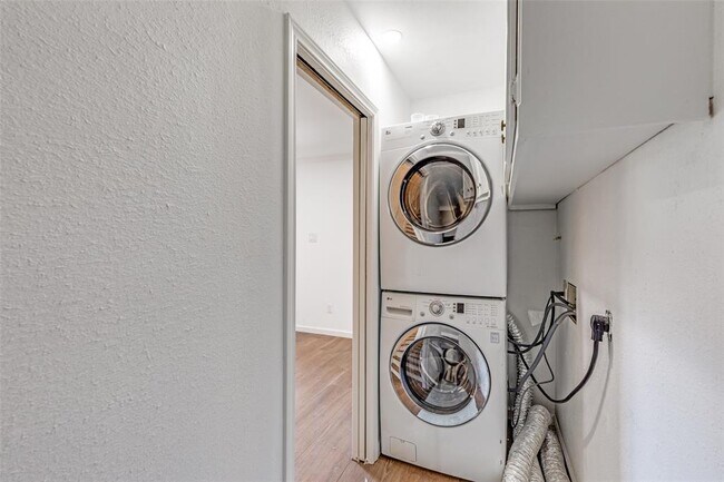 Building Photo - 11127 Pinehurst Dr