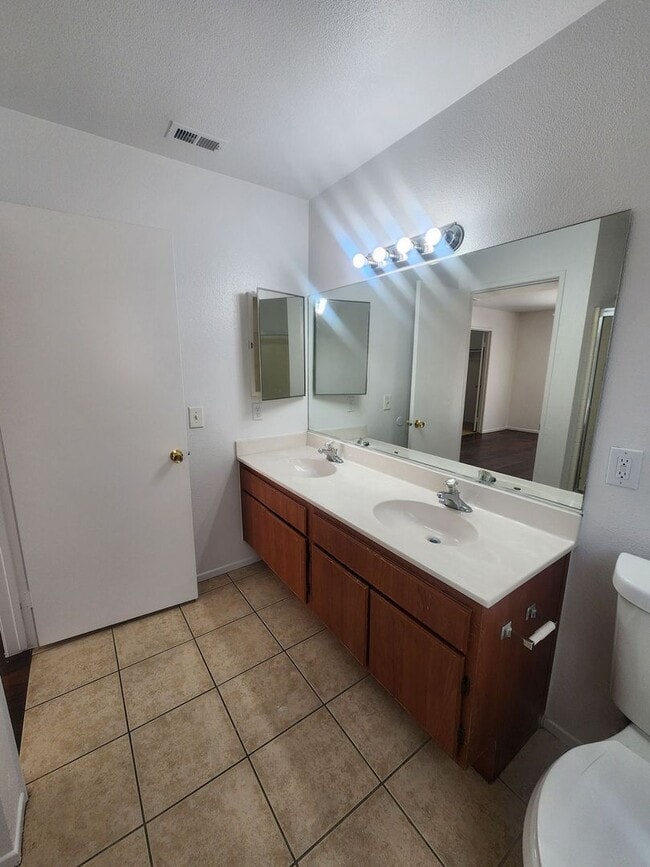Building Photo - 3 Bedroom 2Bath- A Must See!