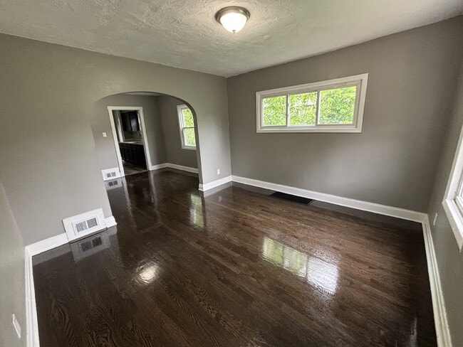 Building Photo - Ranch Style Home in Gary!