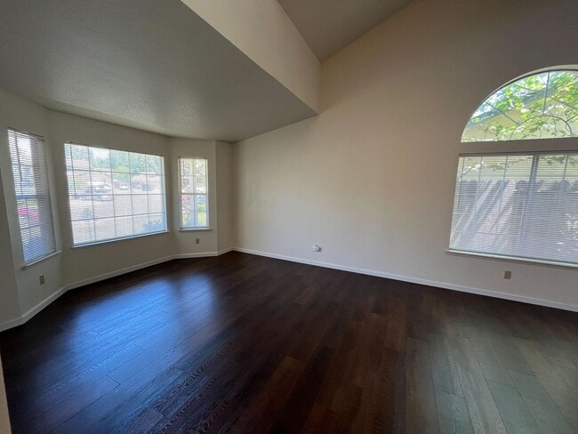 Building Photo - **Move-In Special! $1,000 off Second Month...