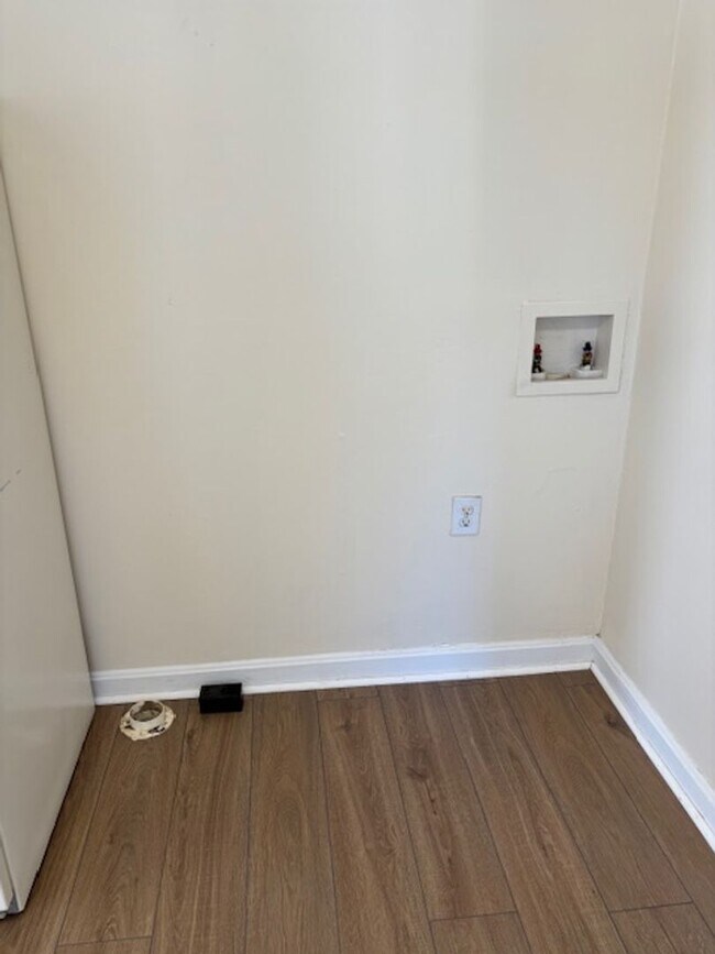 Building Photo - 1917