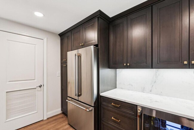 Building Photo - Georgetown Style with Garage PARKING