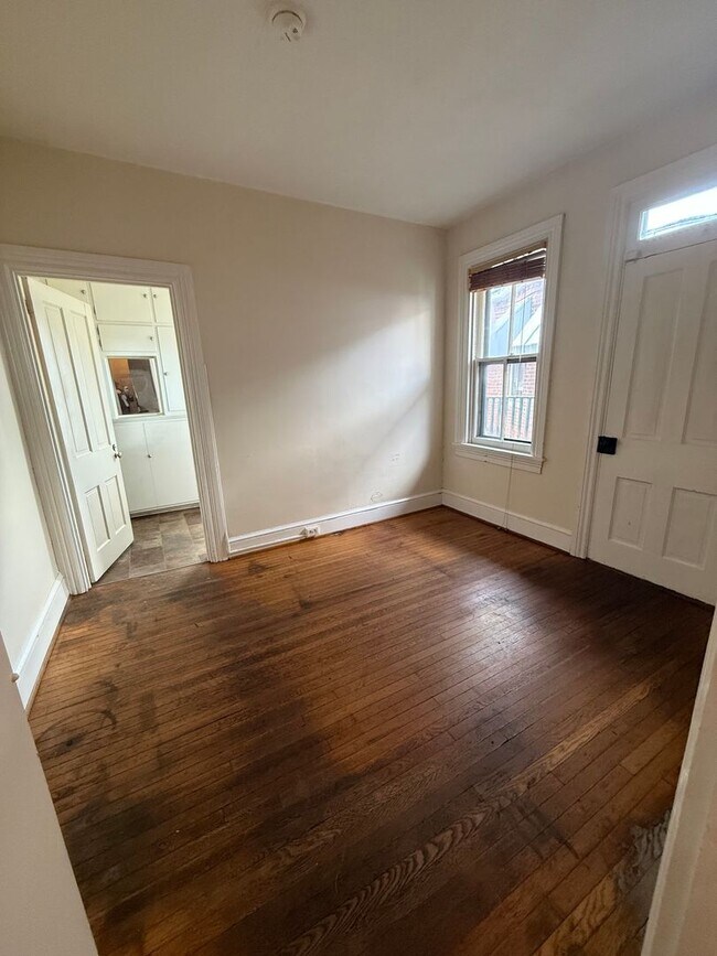 Building Photo - Spacious 4 bedroom House