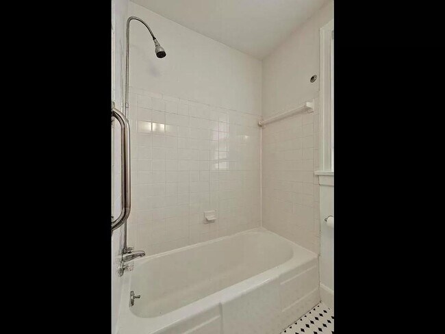 Building Photo - Remodeled 6 Bedroom Walking Distance to UT