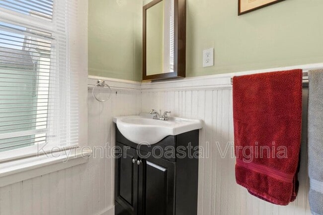 Building Photo - 338 Main St