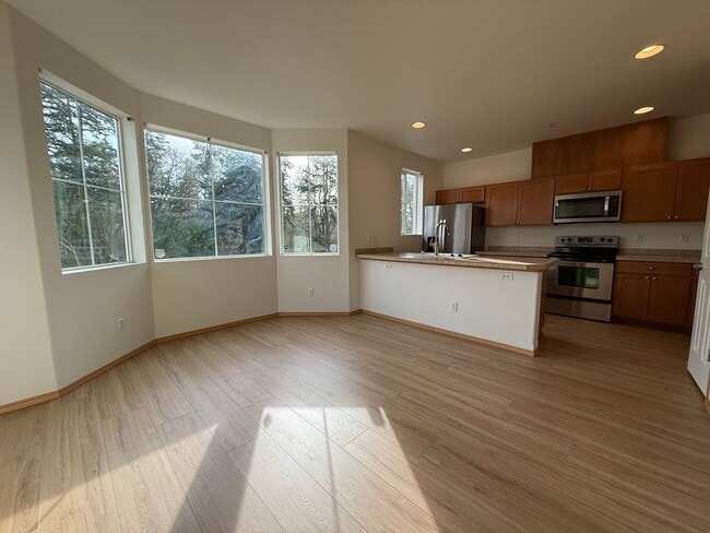 Building Photo - Three Bedroom Townhome in DuPont