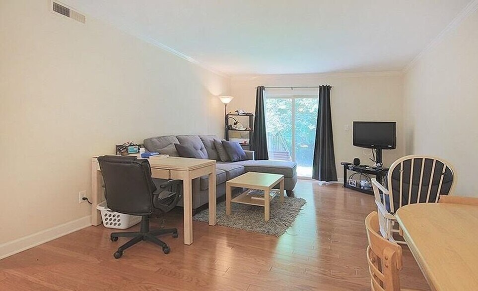 Living room - 1513 E Franklin St