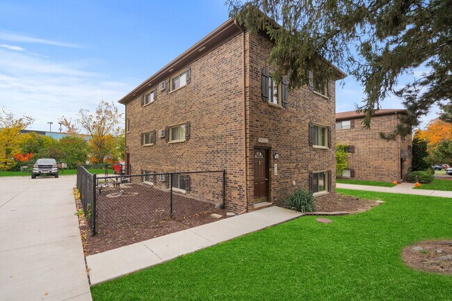 Building Photo - 21W284 Tee Ln