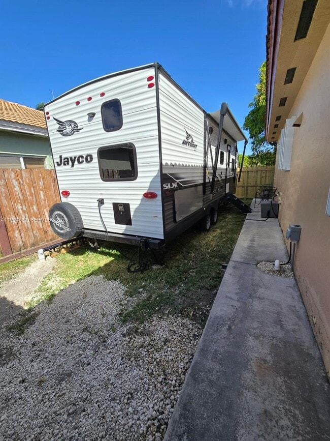 Building Photo - 604 SE 12th Ter