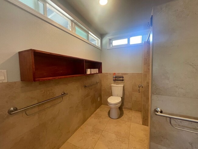 Building Photo - SINGLE LEVEL ONE BEDROOM DUPLEX UNIT IN KAILUA