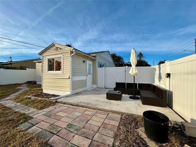 Building Photo - 6100 4th Ave S