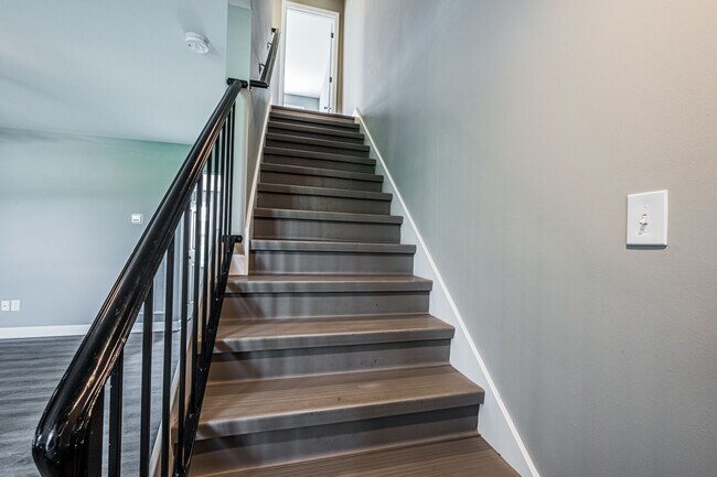 Building Photo - 195 Creekwood Ave