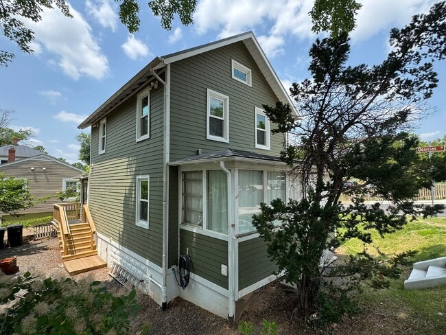 Building Photo - Charming 2 Bed 1.5 Bath Single Family Home...