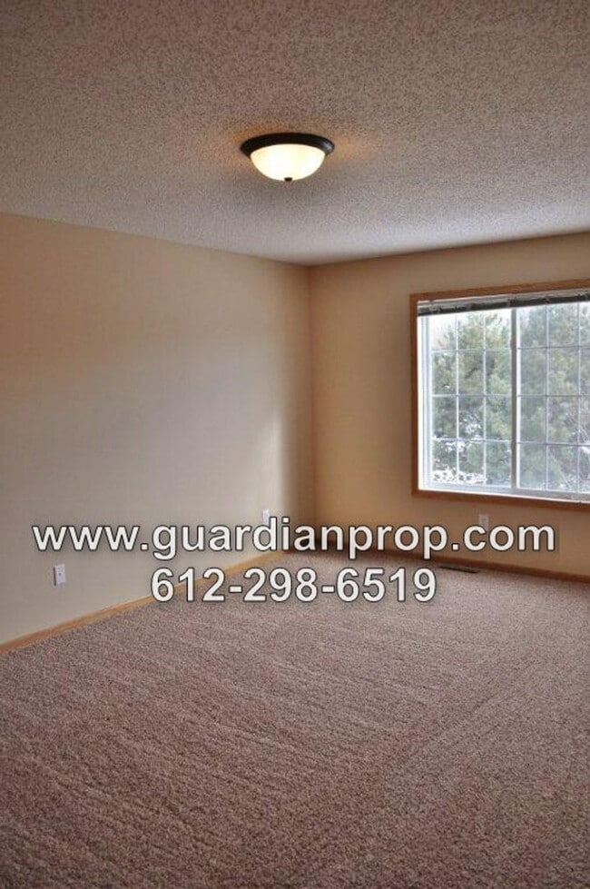 Building Photo - Townhouse Available July 1, Open Floor Pla...