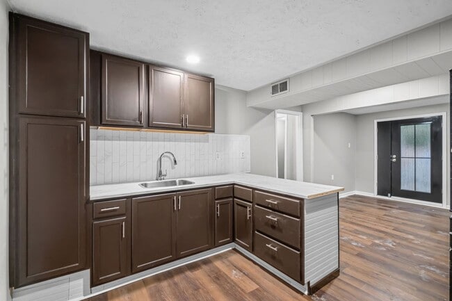 Building Photo - 3100 Fern Valley Dr SW