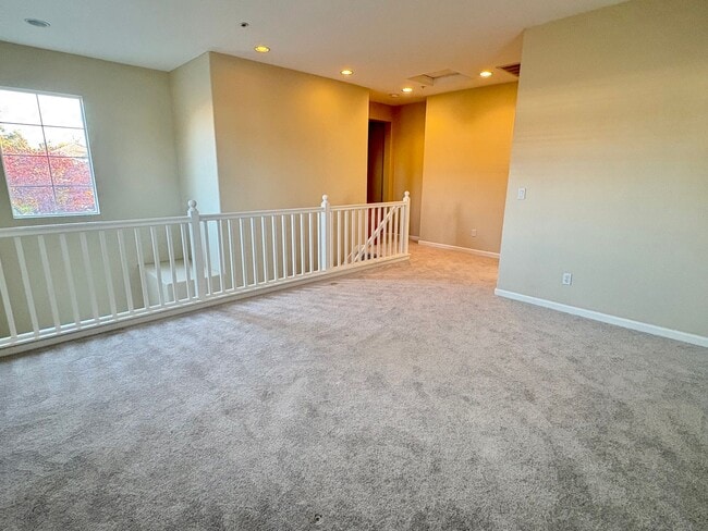 Building Photo - Beautiful 3 Bed 2.5 Bath Brentwood Home