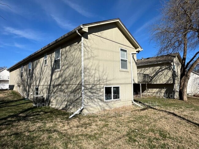 Building Photo - 817 NE Independence Ct