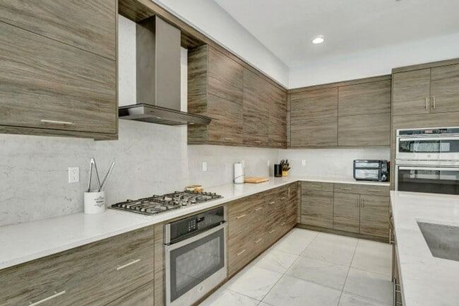 Building Photo - 17081 Five Waters Ave