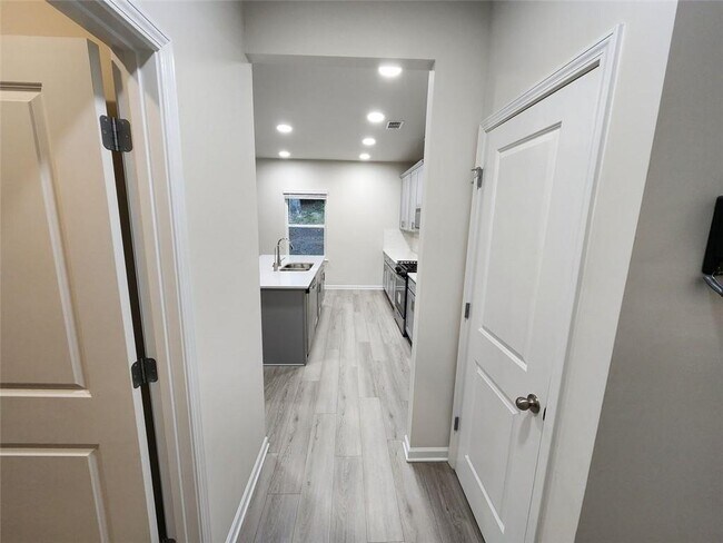 Building Photo - 235 Vly Oak Dr
