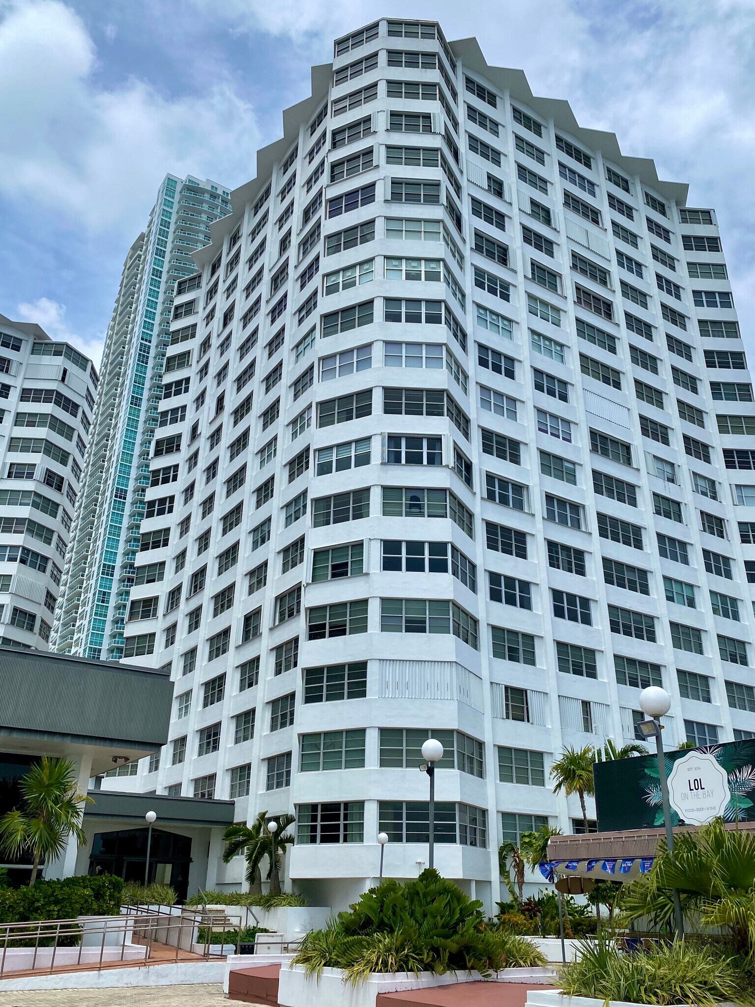 Building Photo - 999 Brickell Bay Dr