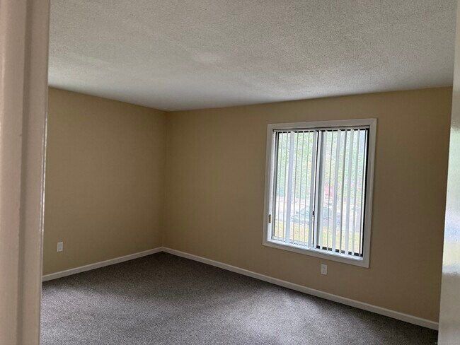 Building Photo - 25 Woodsedge Dr