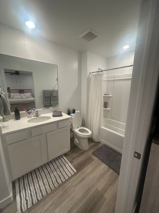 Building Photo - Townhome in Long Valley!