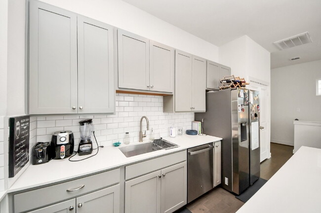 Building Photo - 3 Bedroom Houston Rental Home in Gated Community near Griggs Road