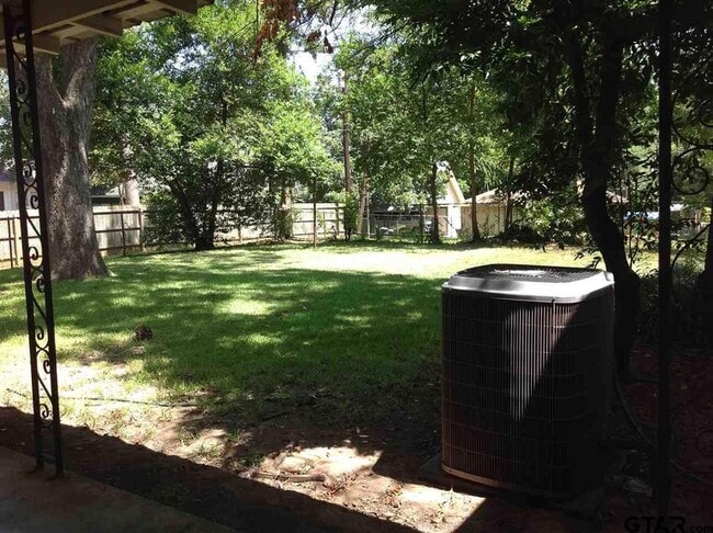 Building Photo - 624 Nacogdoches St