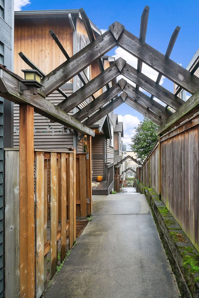 Building Photo - 1209 Aurora Ave N