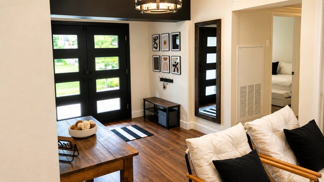 Building Photo - FURNISHED Beautiful Pool Home x Rent in Winter Park Close to Rollins College !