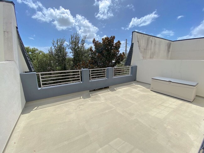 Building Photo - Stunning and Unique Luxury Town Home for Rent in the heart of sought after SODO!