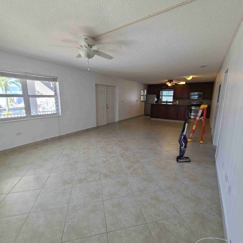 Building Photo - 127 Monroe Dr