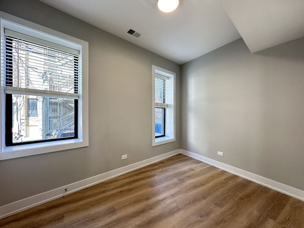 Building Photo - 452 W Belden Ave