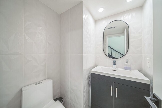 Building Photo - Beautifully renovated end-unit townhome