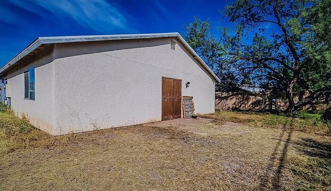 Building Photo - Charming three bedroom - two bathroom GREA...
