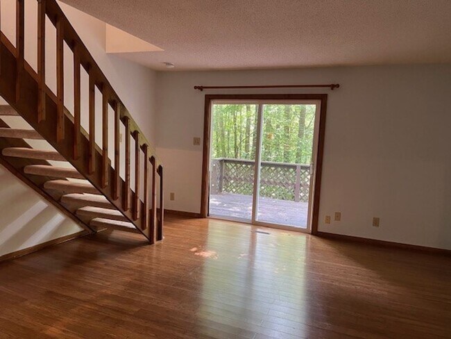 Building Photo - 104 Lystra Hills Ln