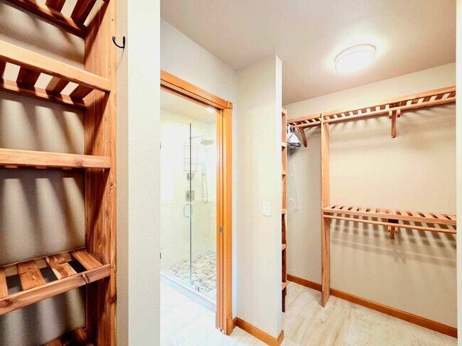 Building Photo - Gorgeous 4 Bed, 3 Bath Home w/ STUNNING RI...