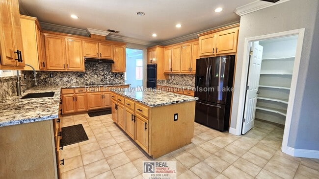 Building Photo - 5 Bedroom Carmichael Home + Large Bonus Room | 3-Car Garage & RV/Boat Parking