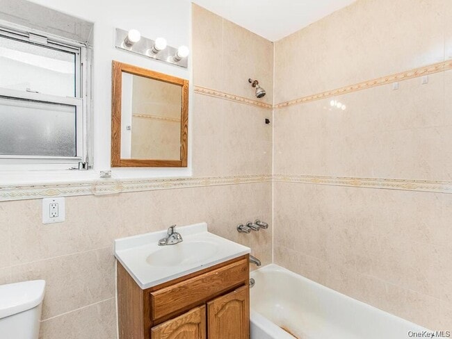 Building Photo - 661 Sagamore St