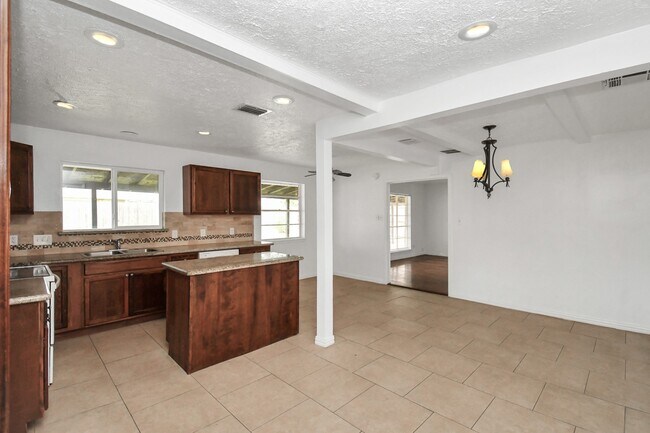 Building Photo - 10131 Kent Towne Ln